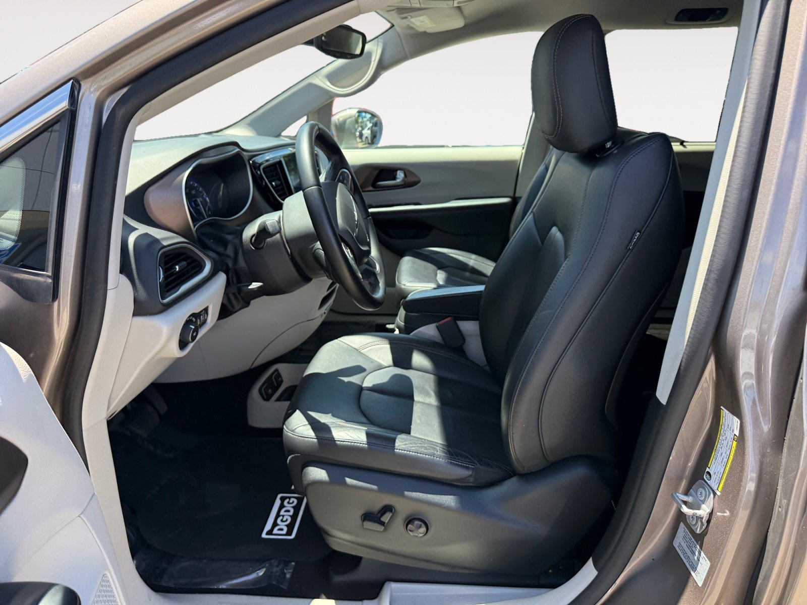 Used 2017 Molten Silver Chrysler Touring L image 10