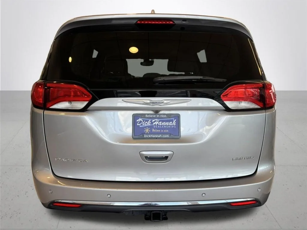 Used 2017 Silver Chrysler Limited image 8