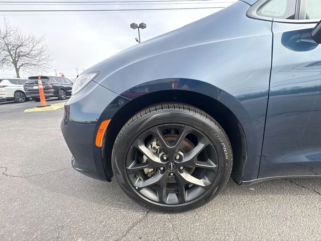 Used 2025 Blue Chrysler Limited image 18