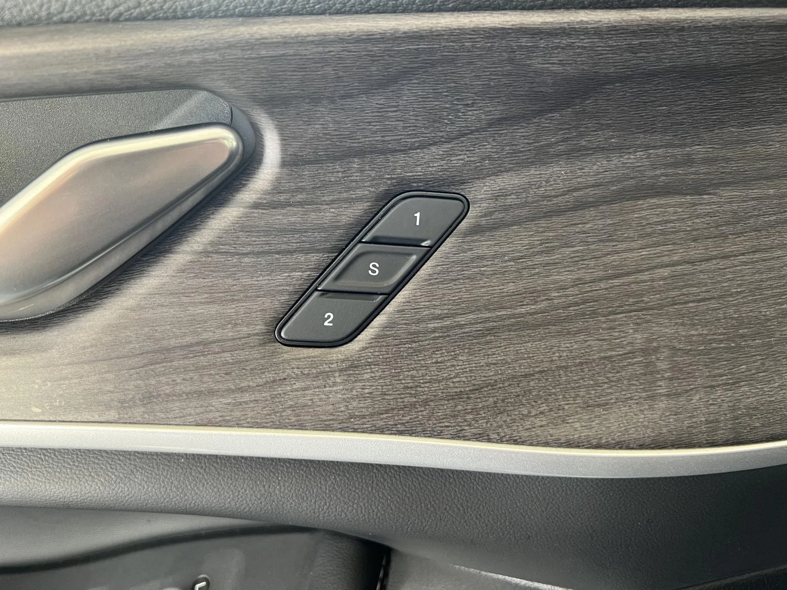 Used 2025 Wh Jeep Limited image 7
