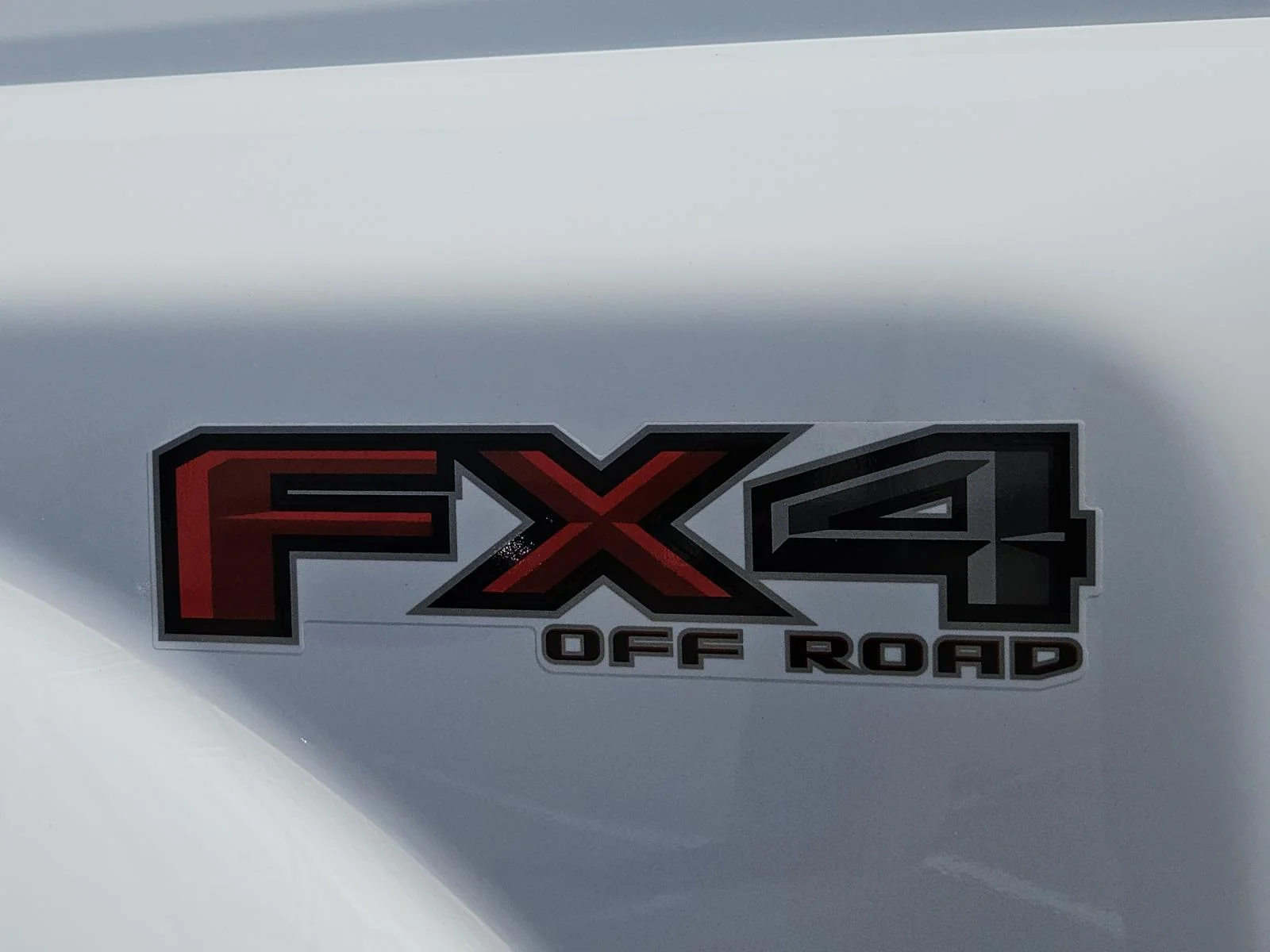 Used 2022 Oxford White Ford LARIAT 4WD Crew Cab 8