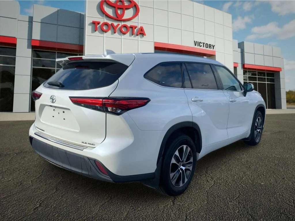 Used 2020 White Toyota XLE image 3