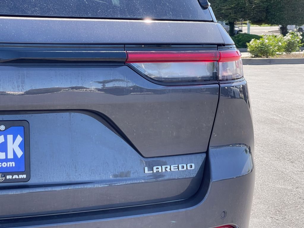 New 2026 Baltic Gray Metallic Clear-Coat Exterior Paint Jeep Laredo X image 13