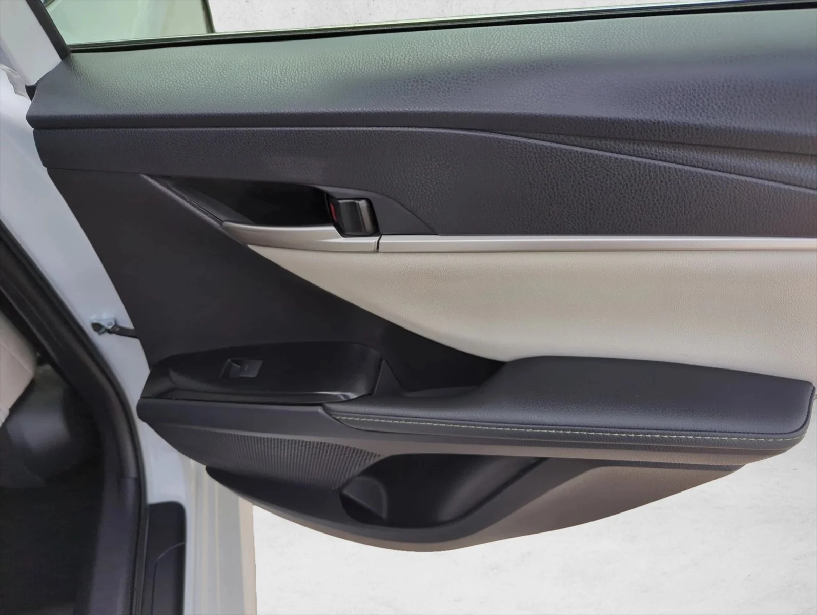 Used 2025 Wind Chill Pearl Toyota XLE image 26