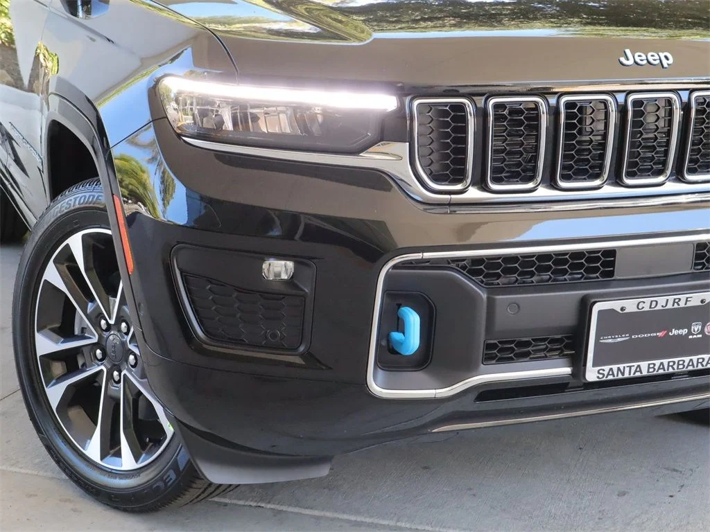 New 2023 Diamond Black Crystal Pearl-Coat Exterior Paint Jeep Overland 4xe image 2