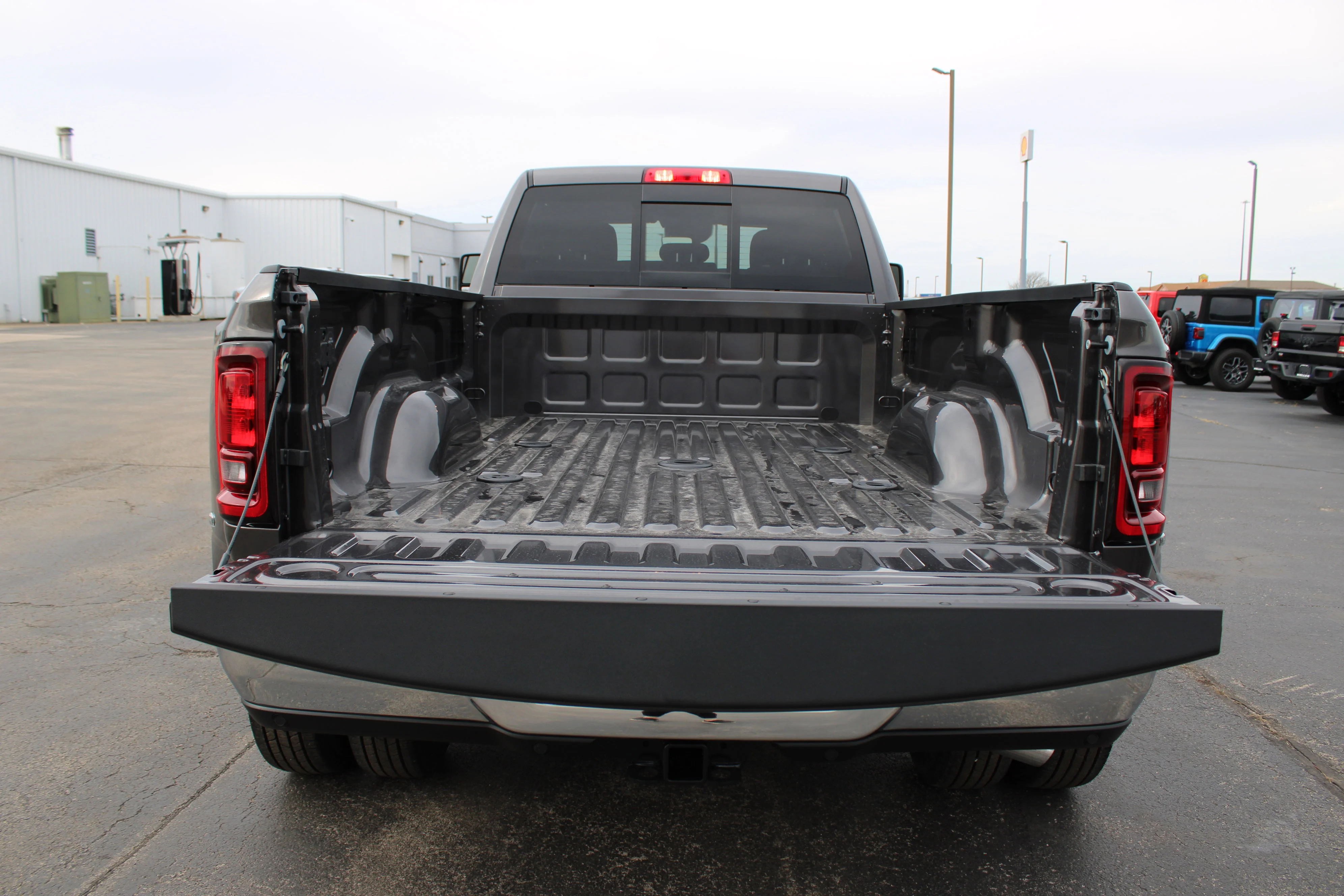 New 2026 Granite Crystal Metallic Clear-Coat Exterior Paint RAM Tradesman image 13