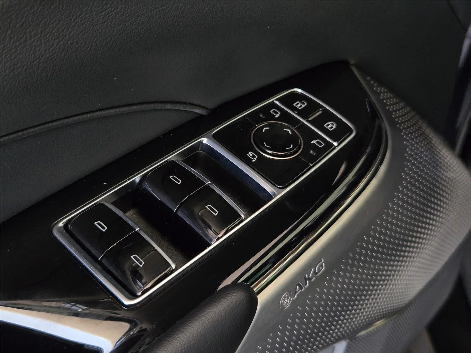 Used 2024  cadillac Sport image 24