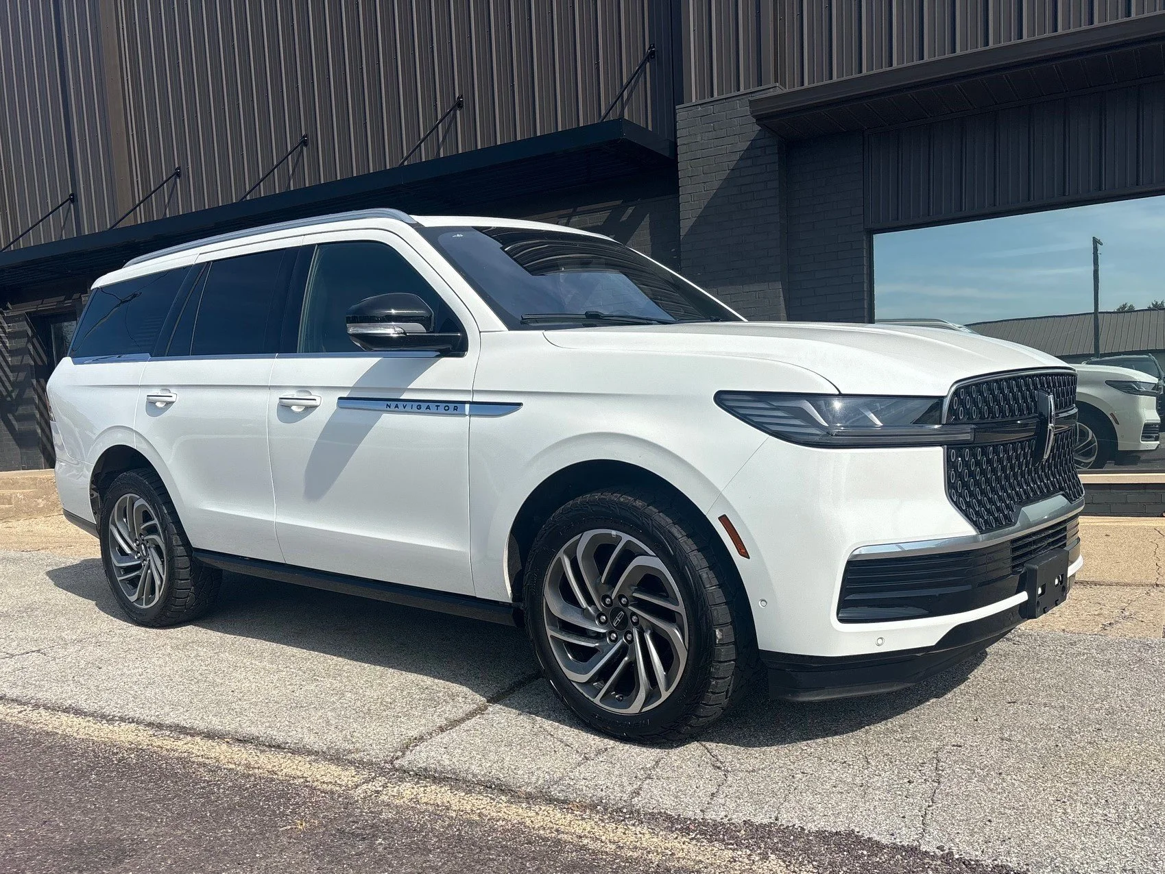Used 2025 Pristine White Metallic Tri-Coat Lincoln Reserve image 3
