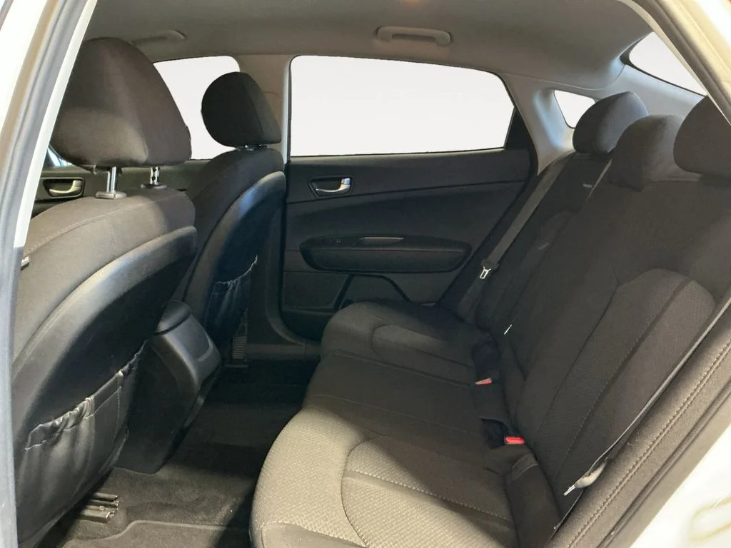 Used 2018 White Kia LX image 23