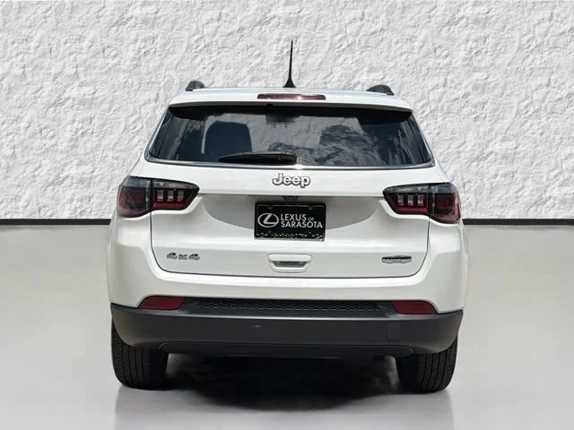 Used 2022 Bright White Clearcoat Jeep Latitude image 4