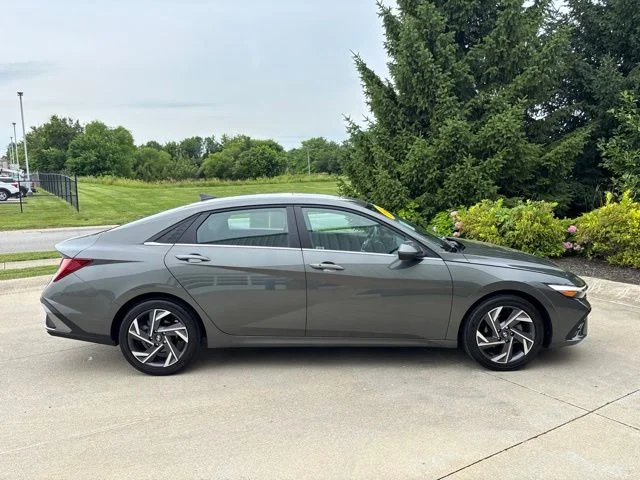 Used 2025 Amazon Gray Hyundai SEL Convenience image 6