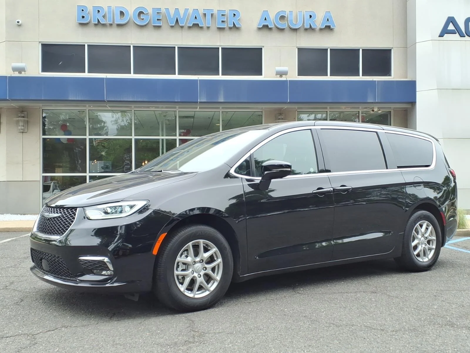 2025 Chrysler Pacifica Select's photo