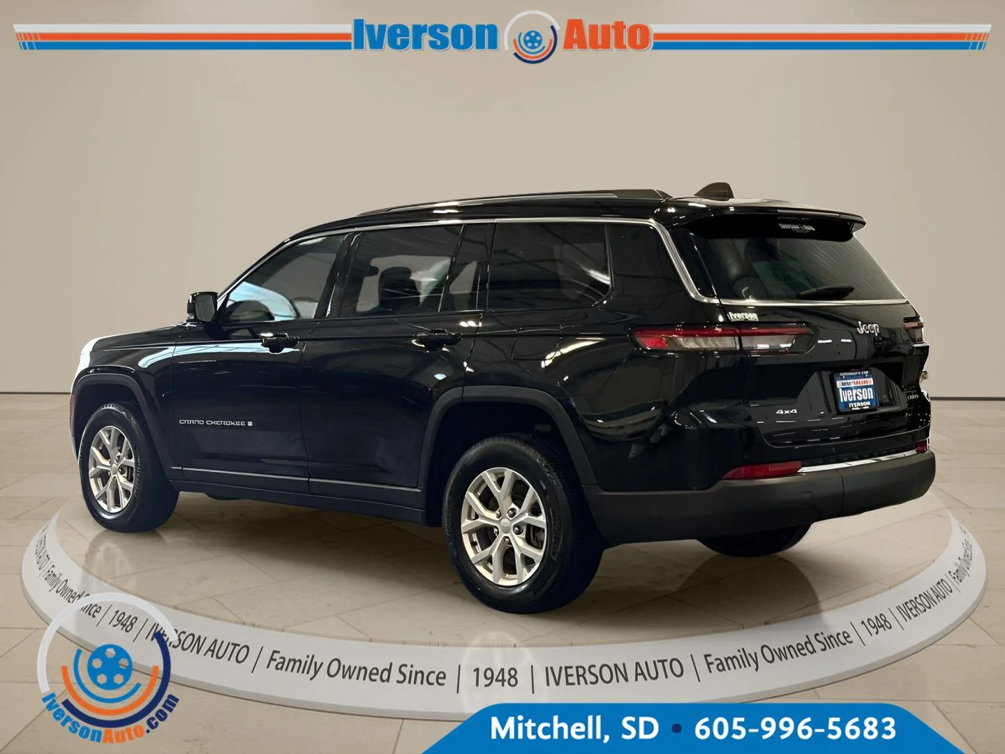 Used 2023 Diamond Black Crystal Pearlcoat Jeep Limited image 7