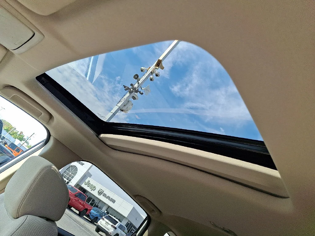 Used 2022 White Honda EX image 16