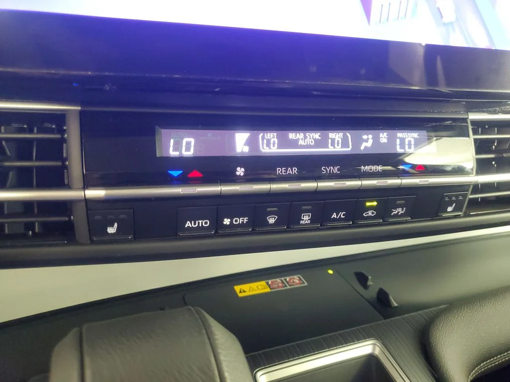 2025 Toyota Sienna XLE - Photo 19