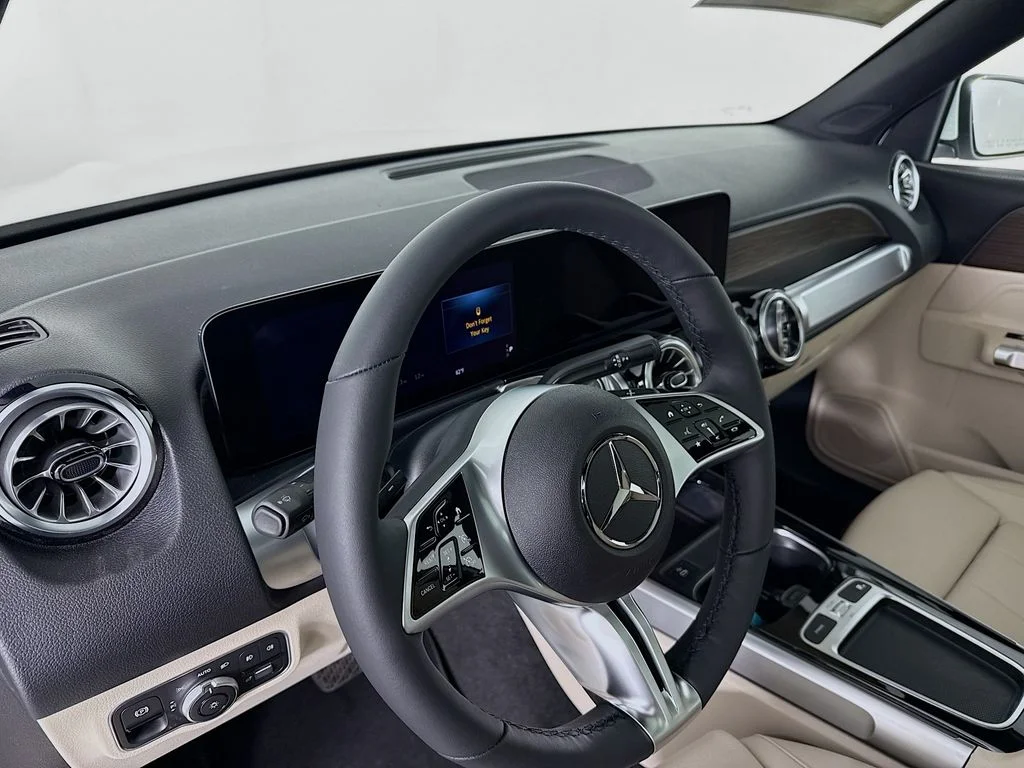 New 2026 Polar White Mercedes-Benz GLB 250 image 4