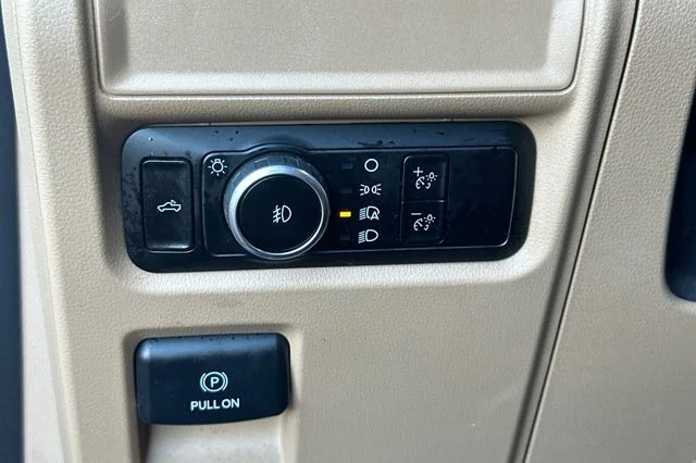 Used 2023 Oxford White Ford XLT image 30