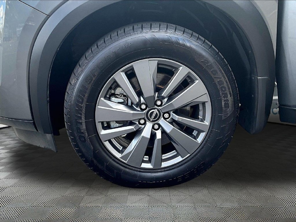 Used 2024 Gray Nissan SV image 7