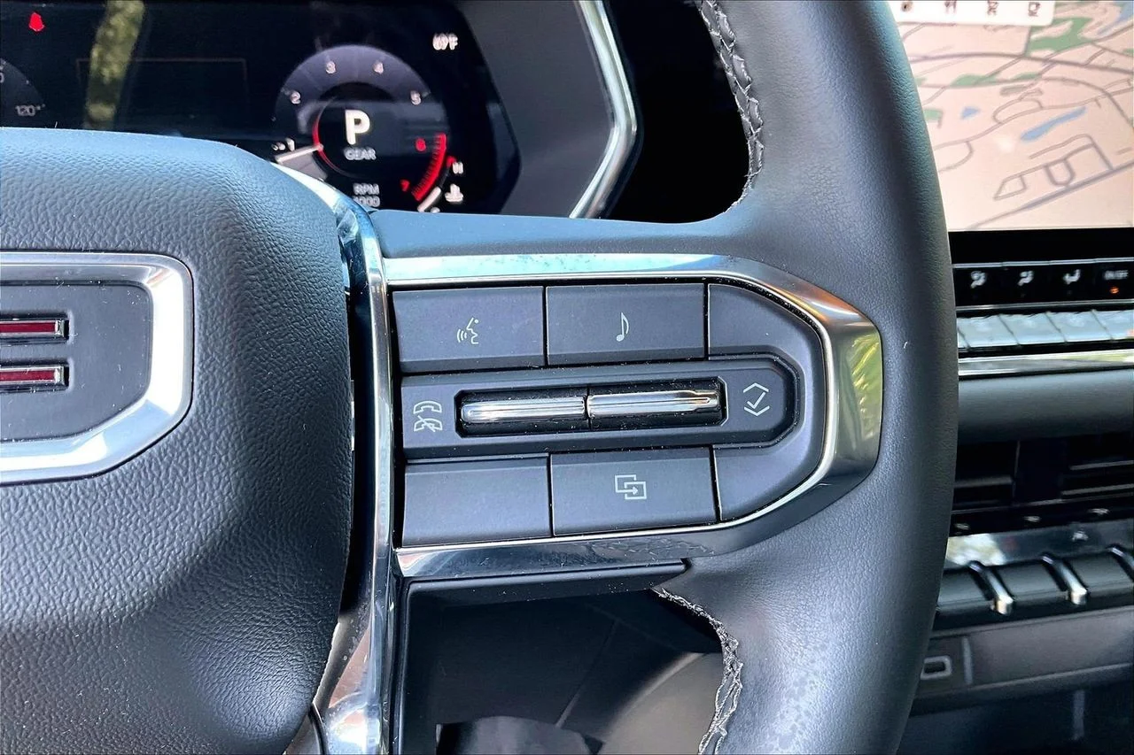 Used 2025 White GMC Elevation image 28