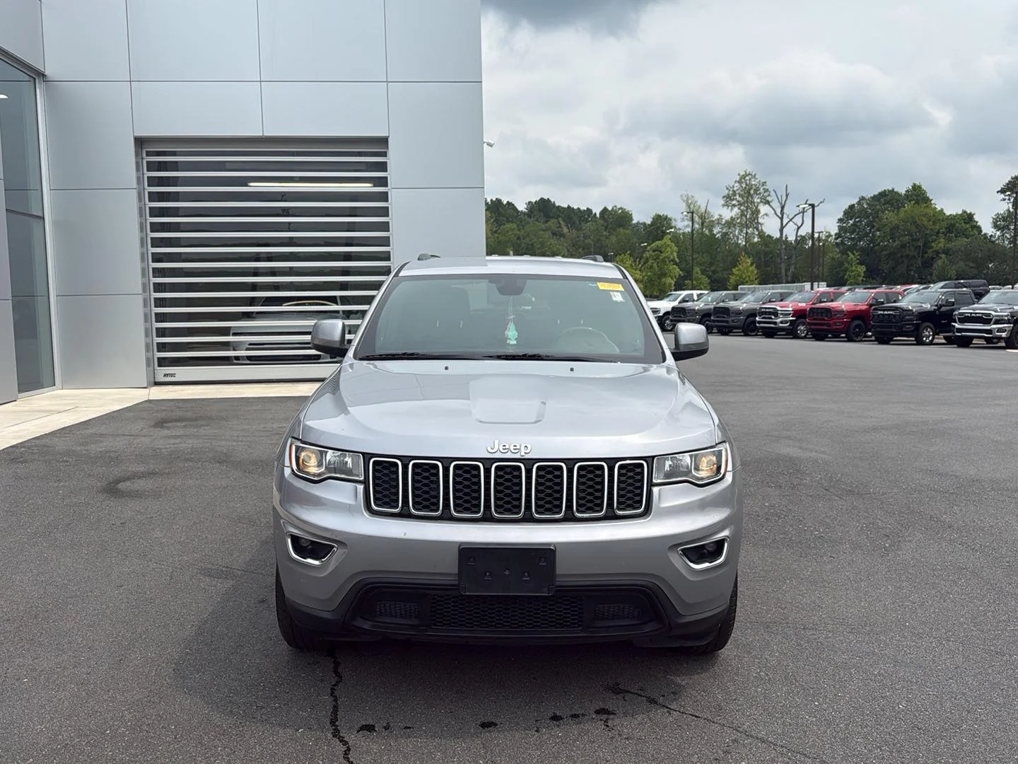 Used 2020 Billet Silver Metallic Jeep Laredo image 3