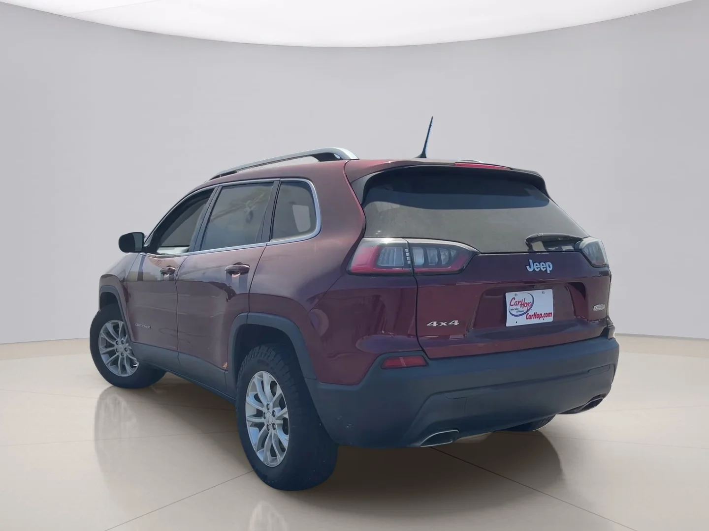 Used 2019 Red Jeep LATITUDE image 3