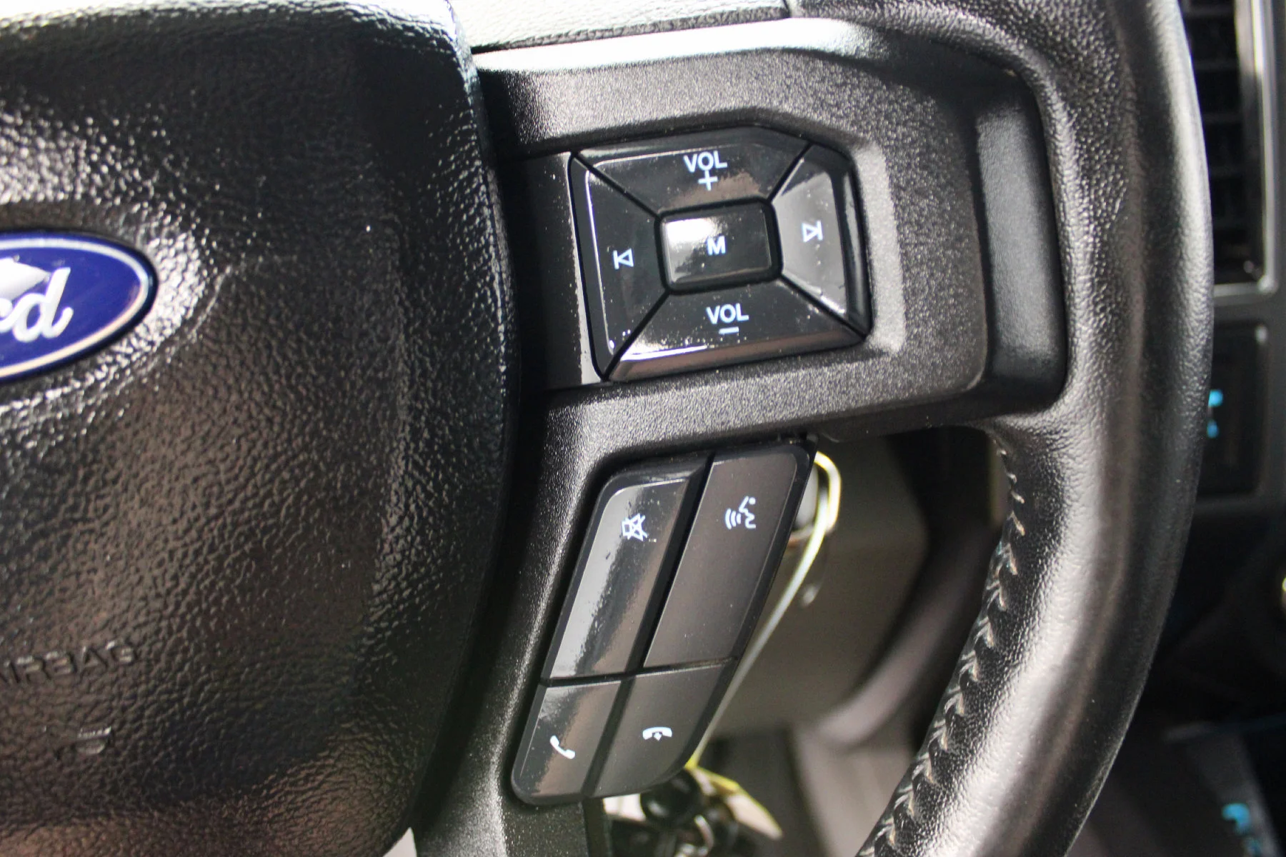 Used 2018 SHADOW BLACK Ford XLT 4X4  SUPER CREW BOX 4X4 image 10
