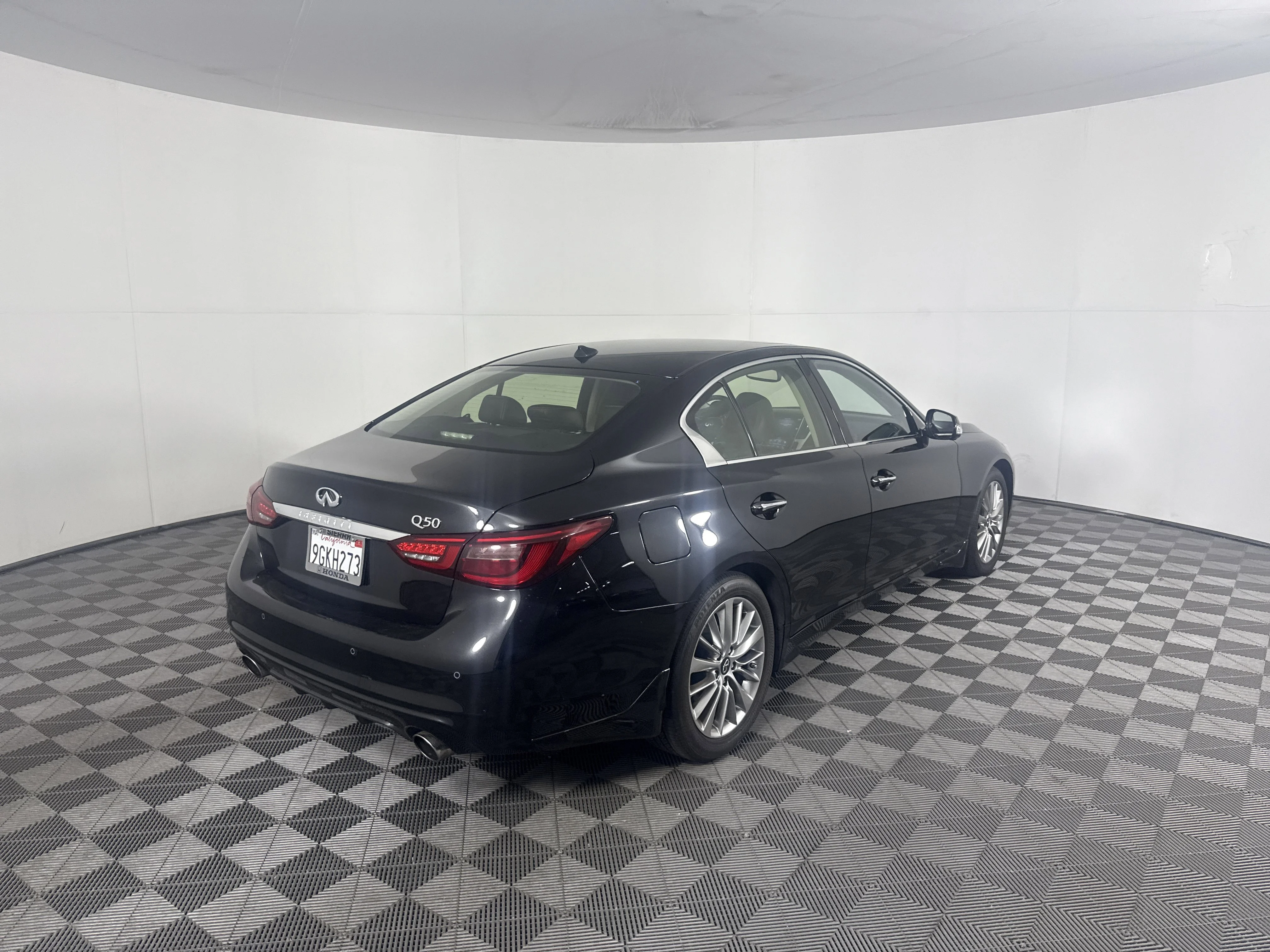 Used 2023 Midnight Black INFINITI LUXE image 4