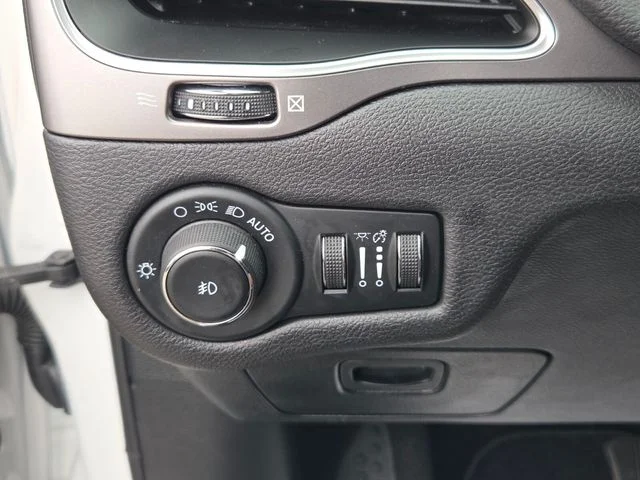 Used 2021 White Jeep Latitude Plus image 19