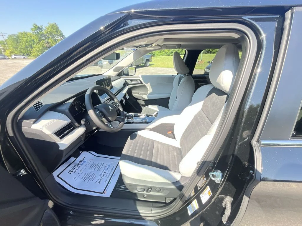 Used 2025 Black Mitsubishi SE image 11