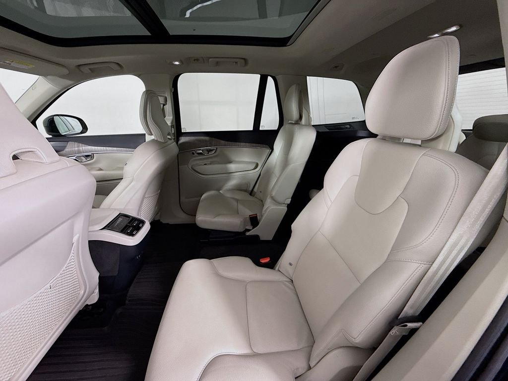 Used 2023 Black Volvo B6 Plus 6-Seater image 26