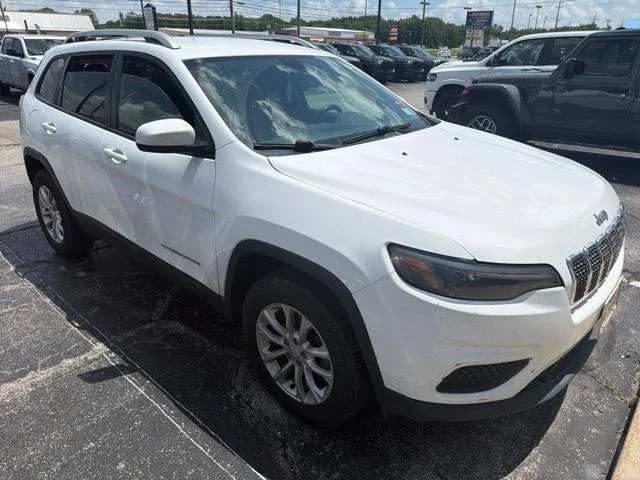 Used 2020 White Jeep Latitude image 9