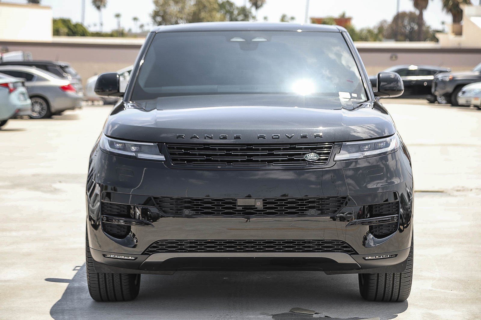 Used 2025 Santorini Black Metallic Land Rover SE image 2
