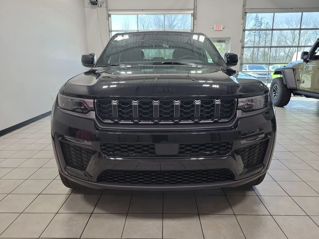 New 2026 Diamond Black Crystal Pearlcoat Jeep Limited image 2