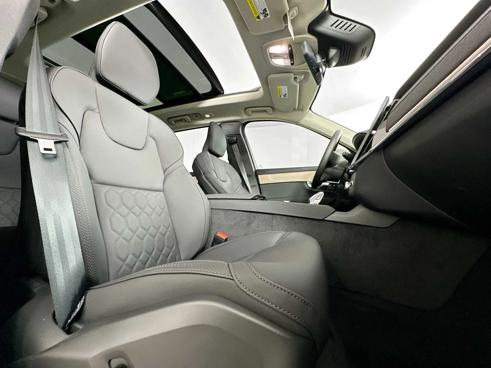 Used 2025 Crystal White Volvo Plus image 28