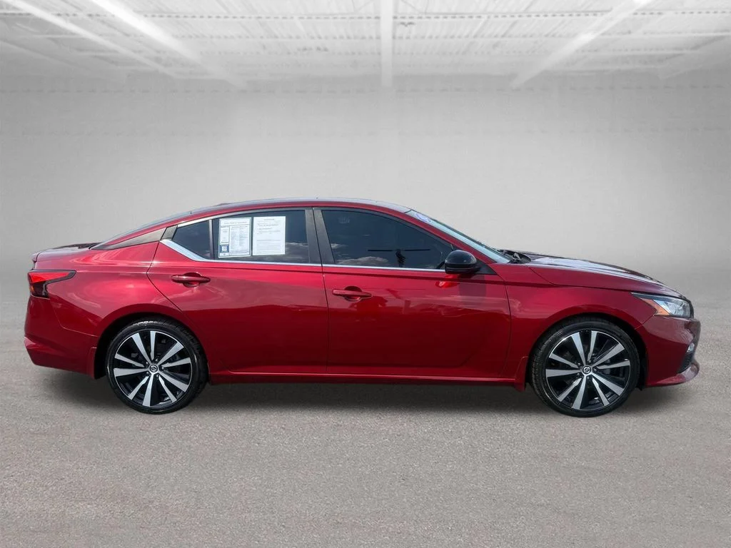 Used 2020 Red Nissan 2.5 SR image 3