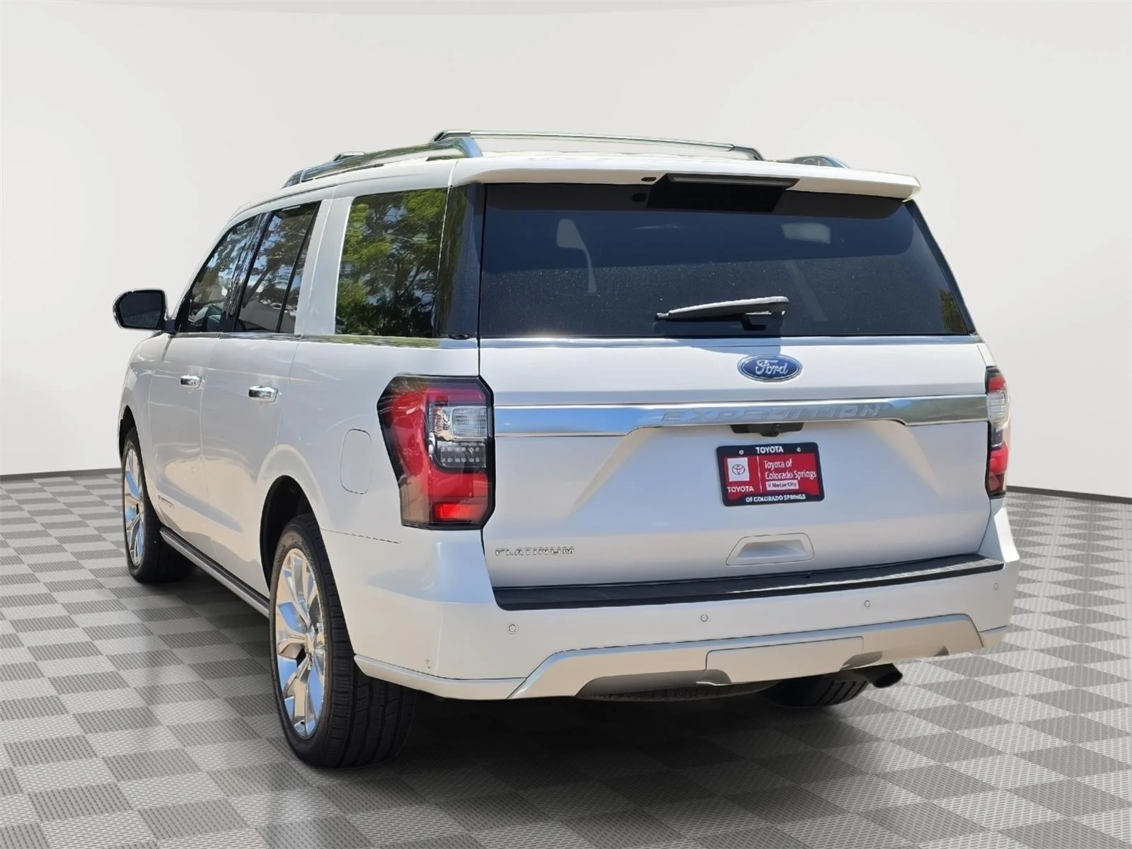 Used 2019 White Platinum Metallic Tri-Coat Ford Platinum image 8