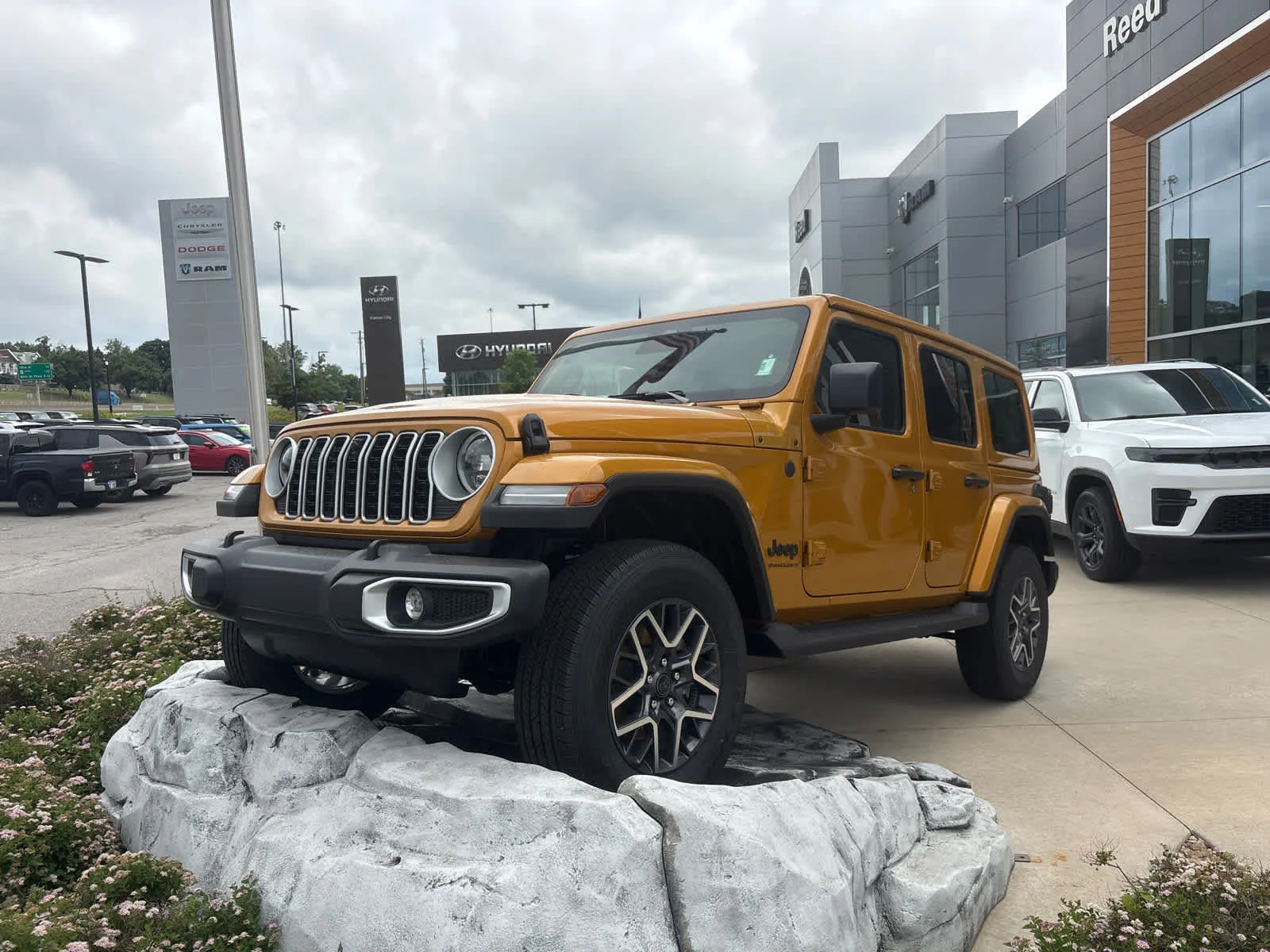 New 2026 Goldilocks Exterior Paint Jeep Sahara image 4