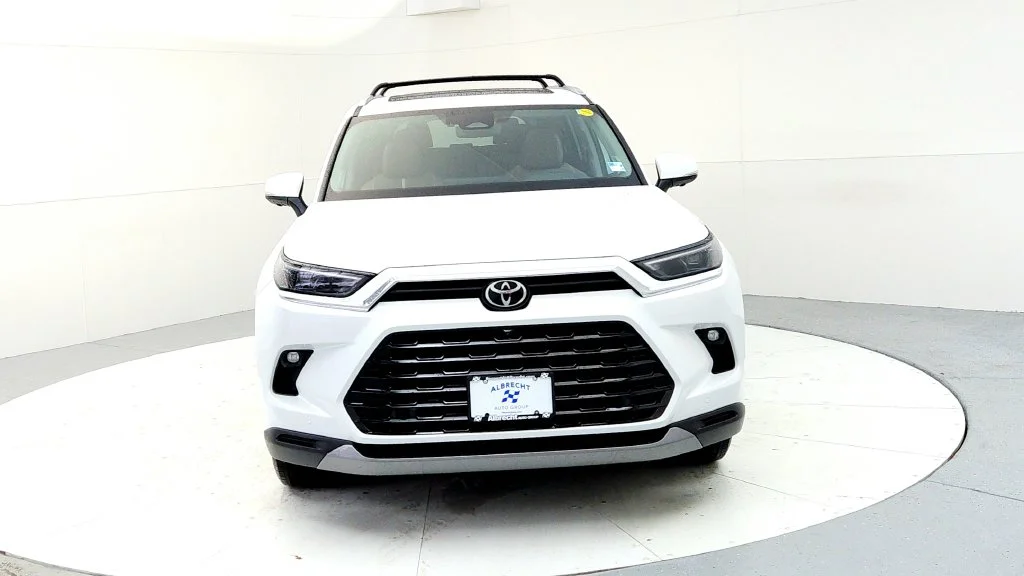 New 2026 Wind Chill Pearl Toyota Platinum image 8