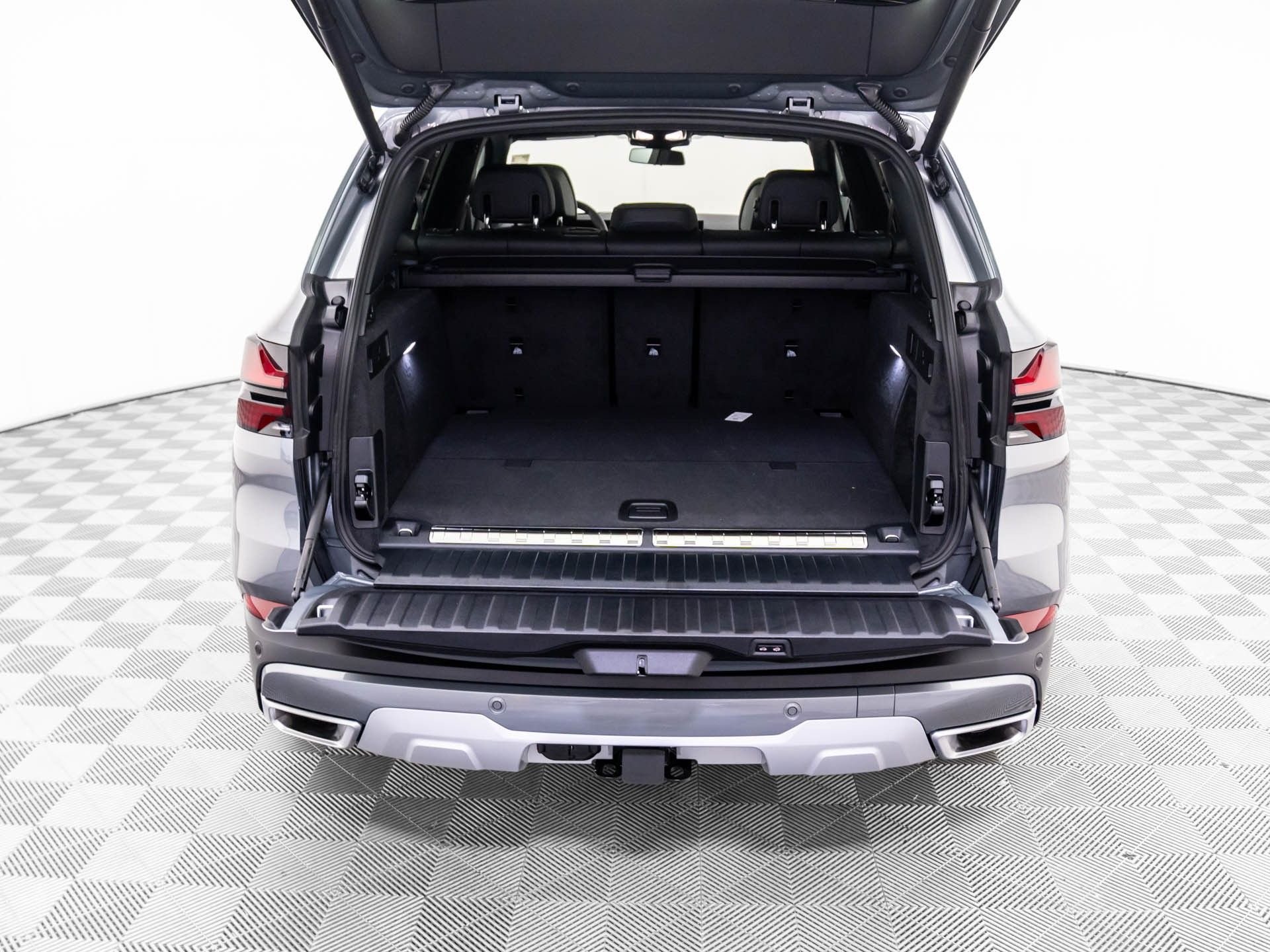 New 2026 Skyscraper Grey Metallic BMW xDrive50e image 32
