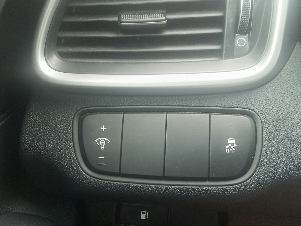 Used 2018 Silver Kia L image 30