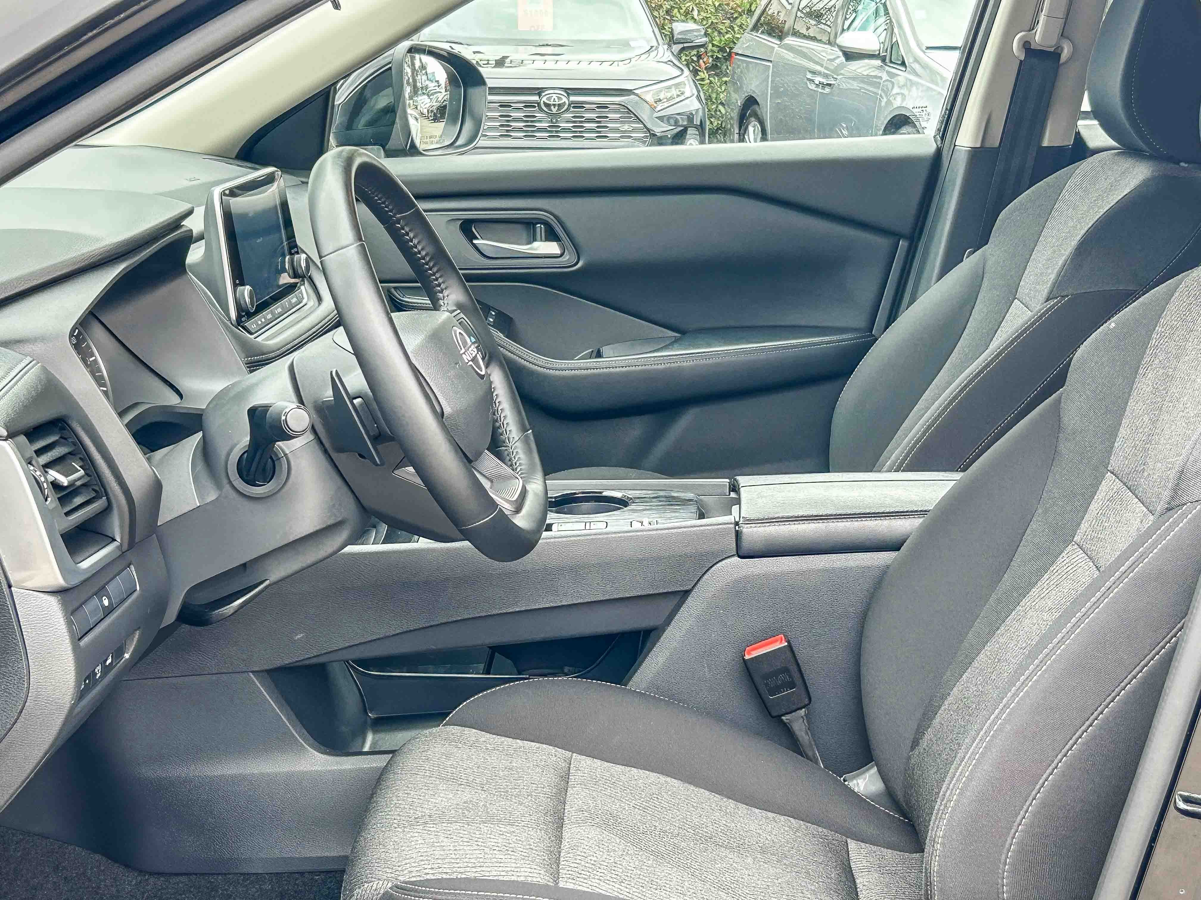 2025 Nissan Rogue SV - Photo 17