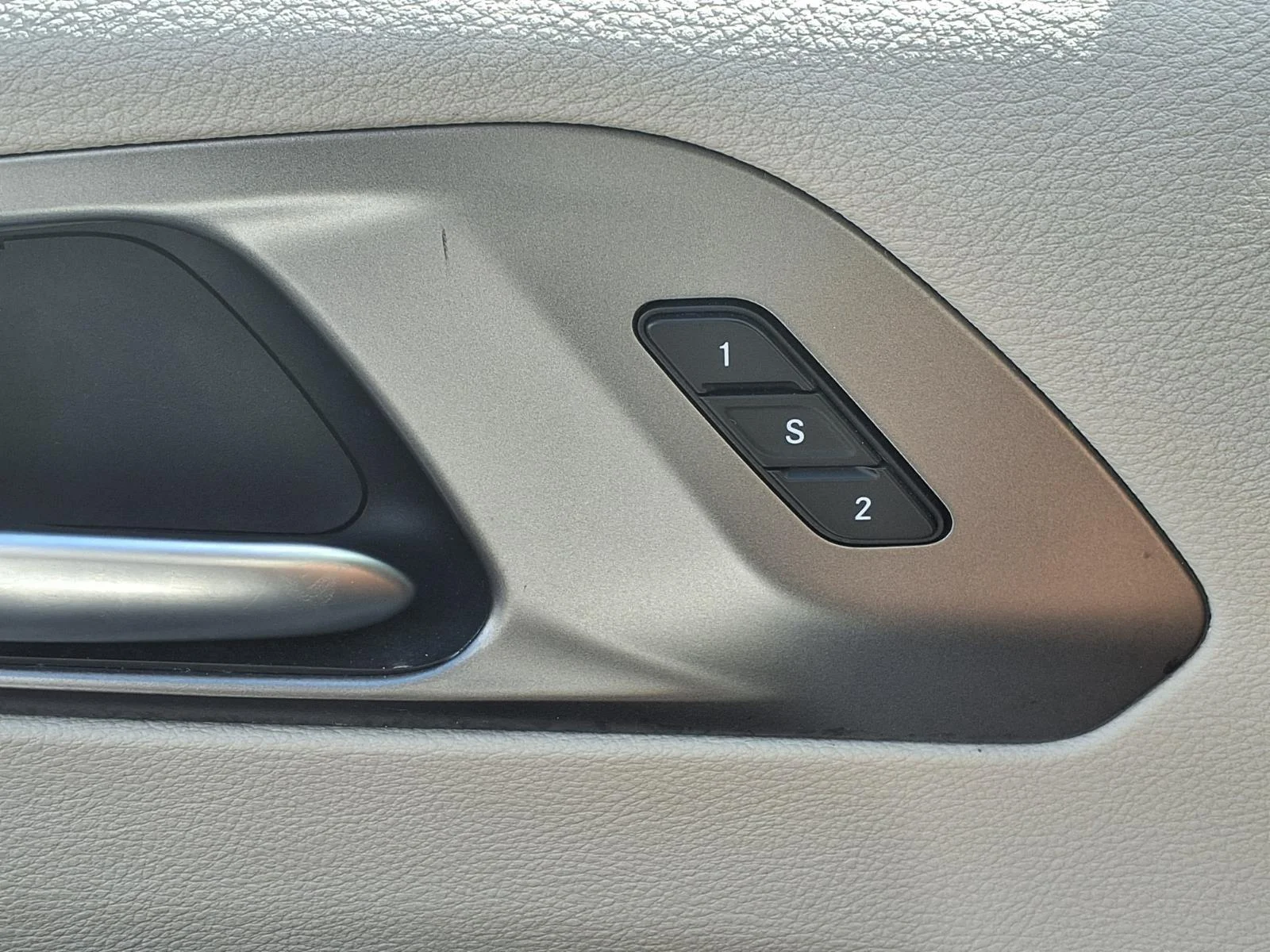 Used 2023 Silver Mist Clearcoat Chrysler Touring L image 22