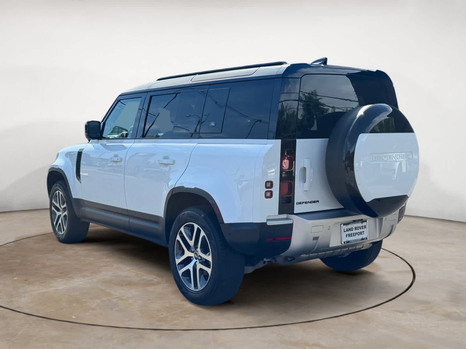 Used 2024  Land Rover S image 3