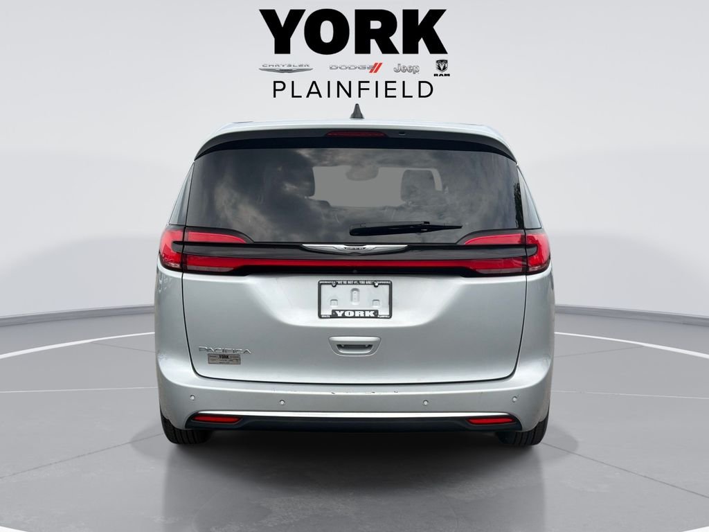 Used 2024 Silver Chrysler Touring L image 5