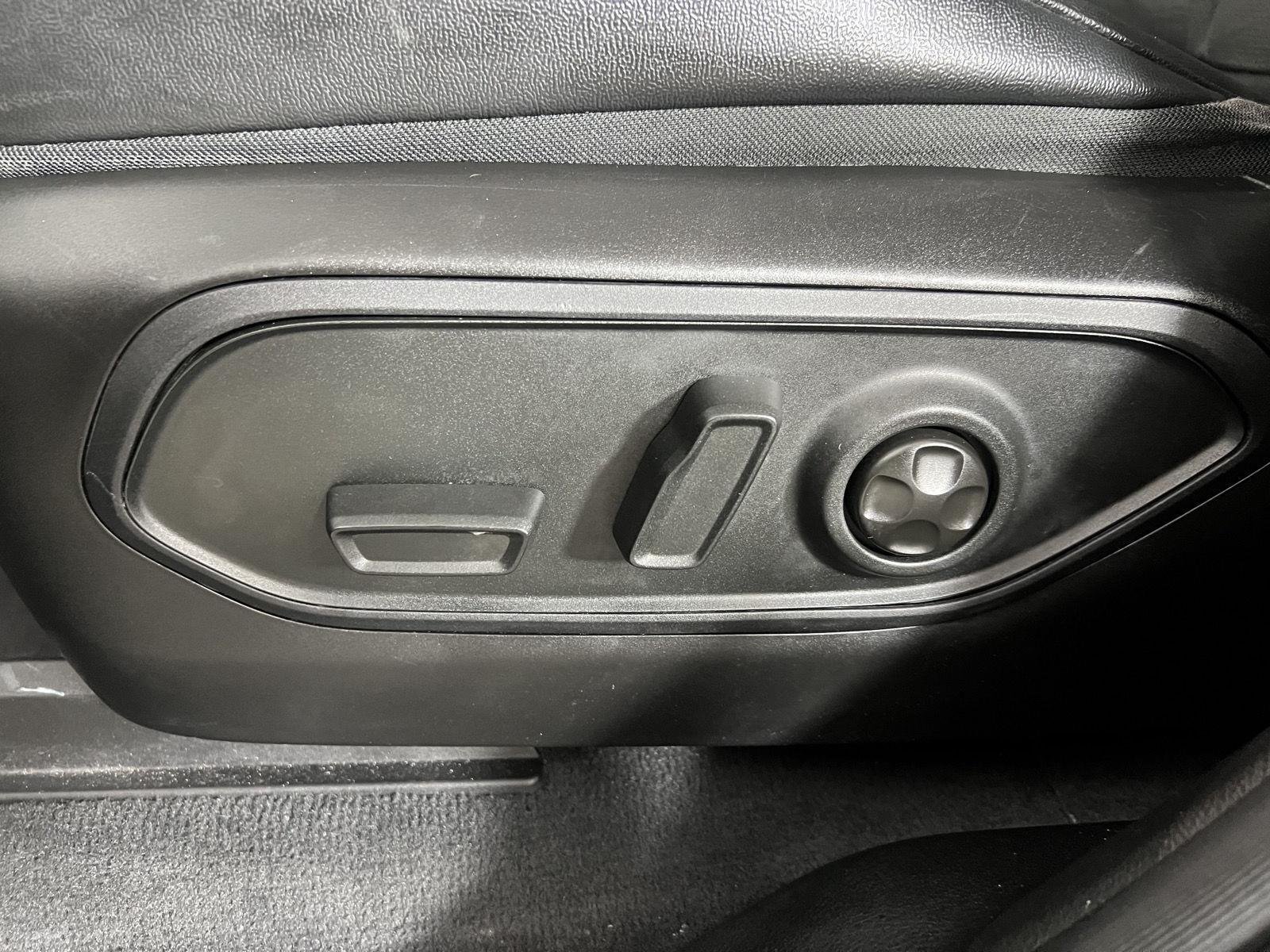 Used 2024 Baltic Gray Metallic Clearcoat Jeep Altitude image 11