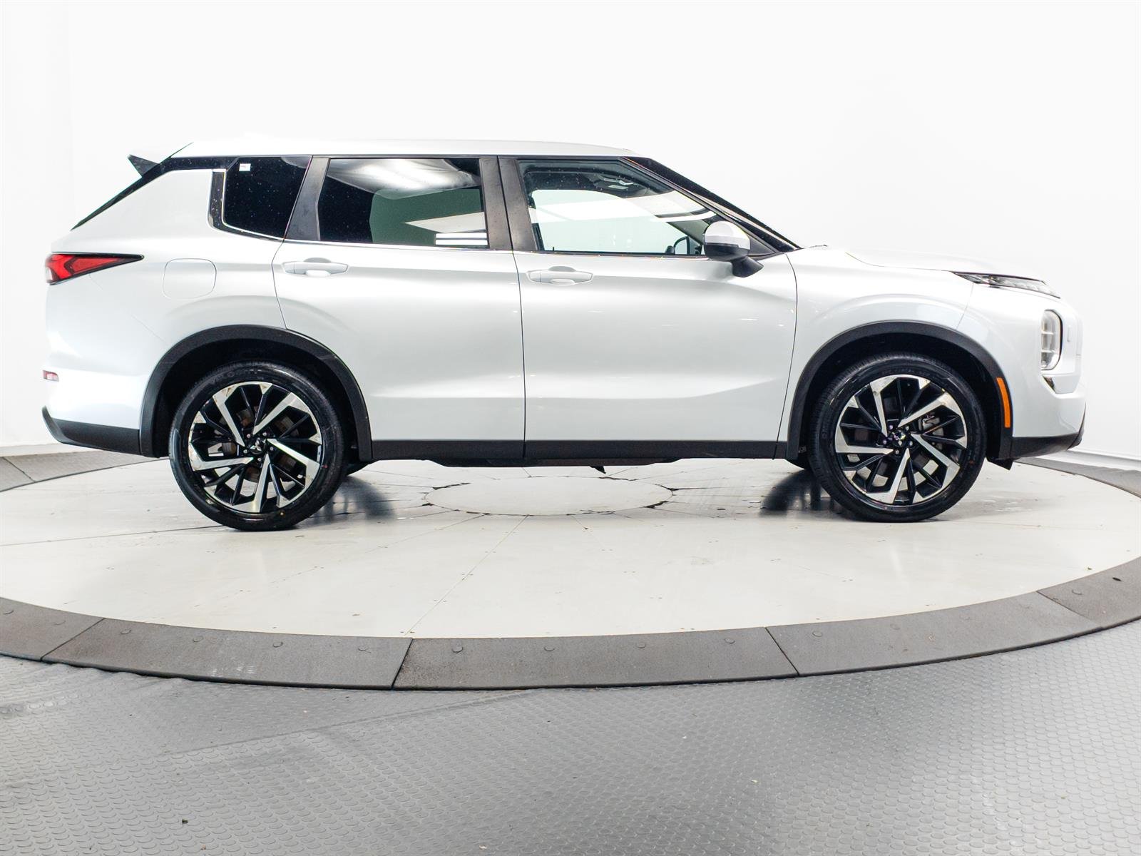 Used 2022 White Mitsubishi ES image 12