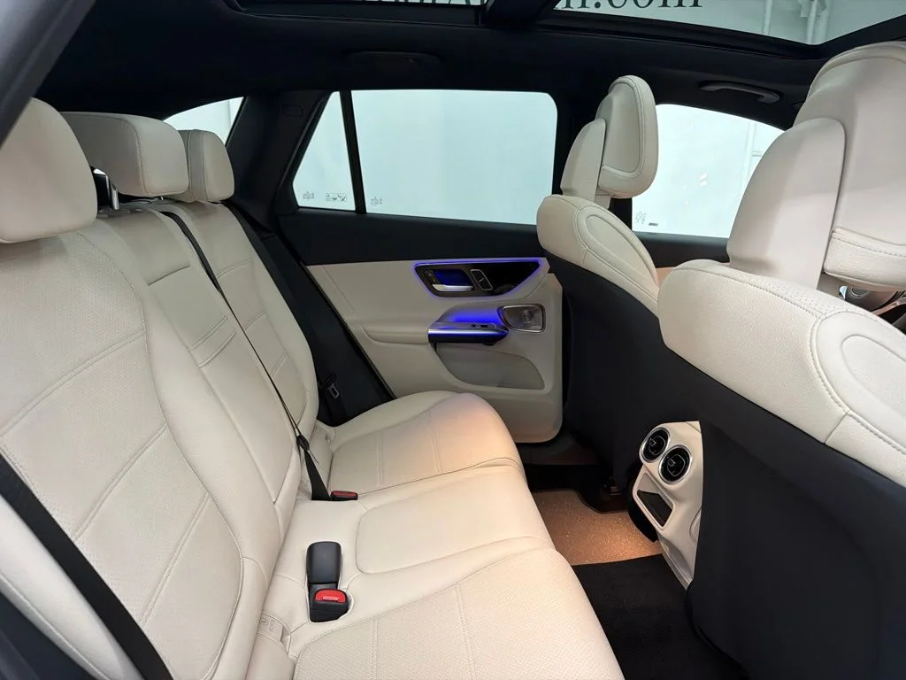New 2027 White Mercedes-Benz GLC 300 image 28