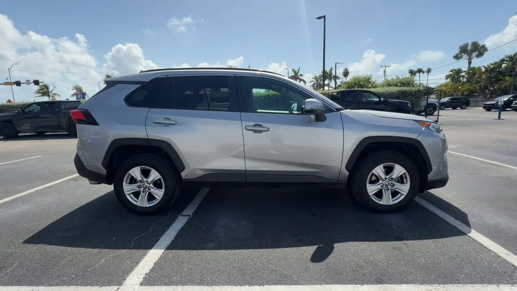 Used 2021 Silver Toyota XLE image 9