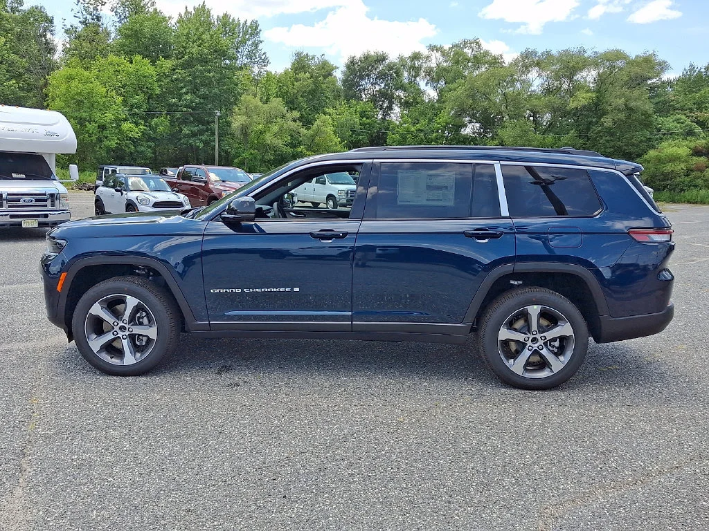 New 2026 Fathom Blue Pearl-Coat Exterior Paint Jeep Limited image 5