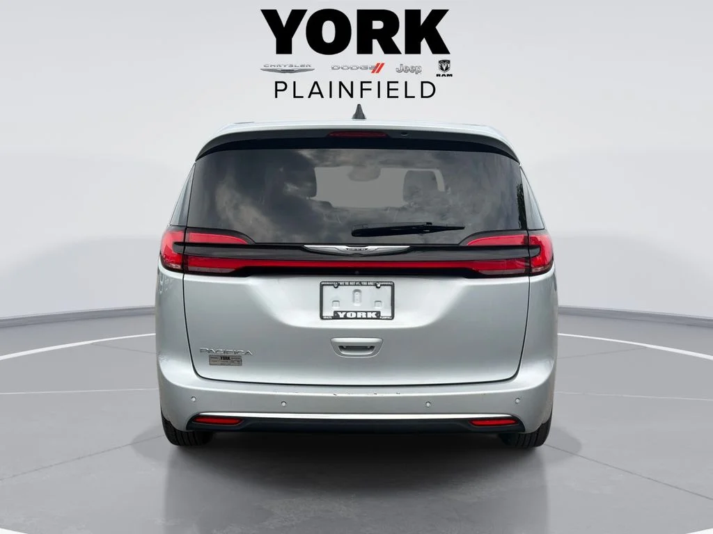 Used 2024 Silver Chrysler Touring L image 5